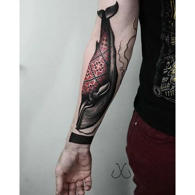 Artista de tatuagem Timur Lysenko - autoria de tatuagem combina elementos de realismo e polka de lixo, intercalados com padrões escandinavos